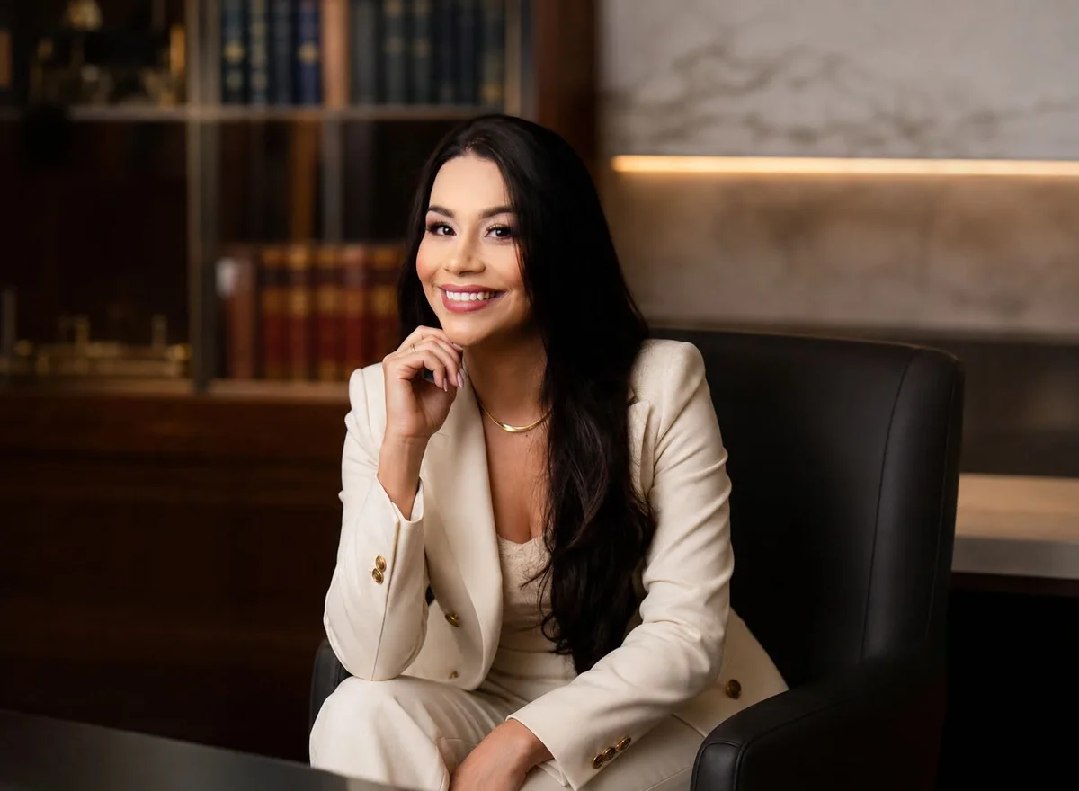 Dra. Bruna Rocha em seu escritório